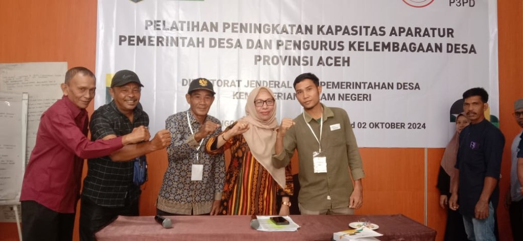MENGIKUTI ACARA PELATIHAN PENINGKATAN APARATUR PEMERINTAHAN DESA DI BANDA ACEH